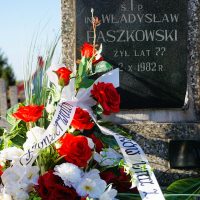 Kompozycja kwiatów na grobie Władysława Paszkowskiego