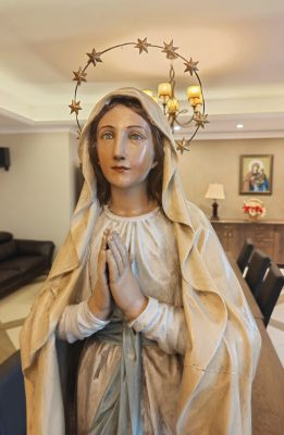 rzeźba Matki Bożej z Lourdes
